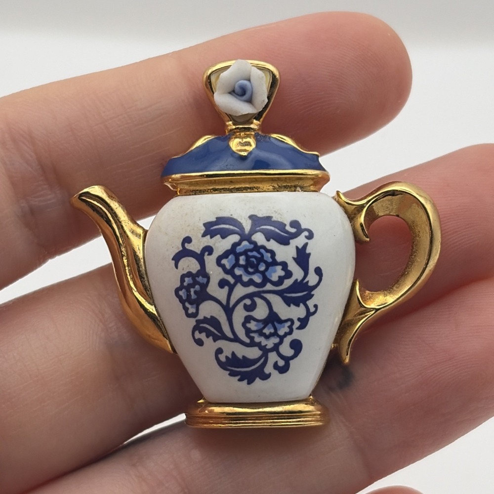 Vintage Avon Teapot Blue And White Ceramic Gold Tone Lapel Hat Pin